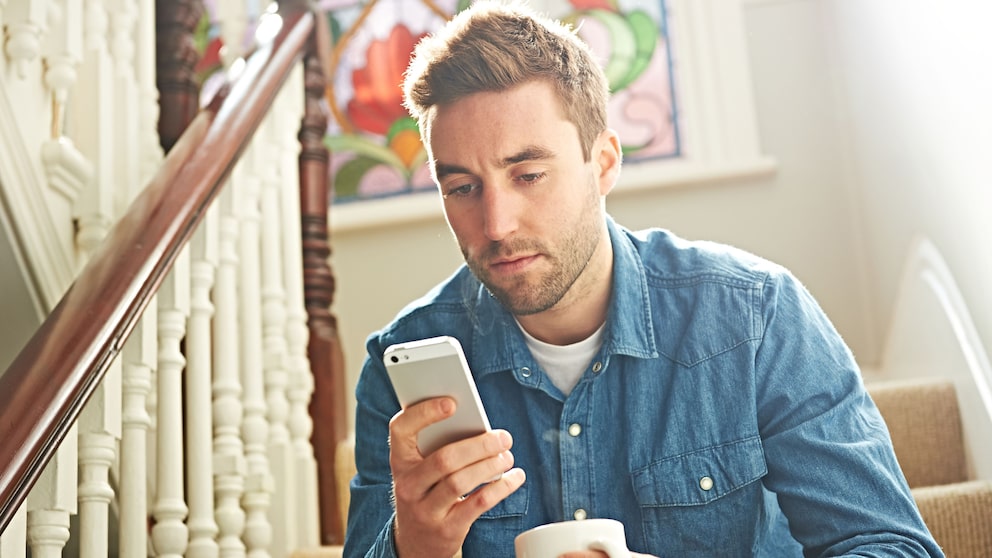 Mann mit Smartphone
