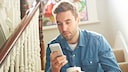 Mann mit Smartphone