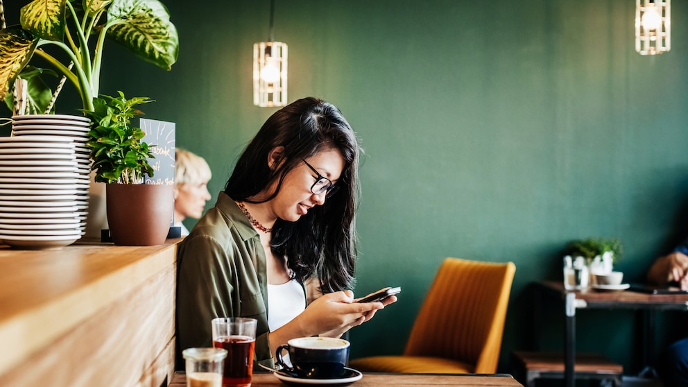 Instagram Messenger: Junge Frau schreibt Nachrichten am Handy