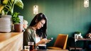 Instagram Messenger: Junge Frau schreibt Nachrichten am Handy