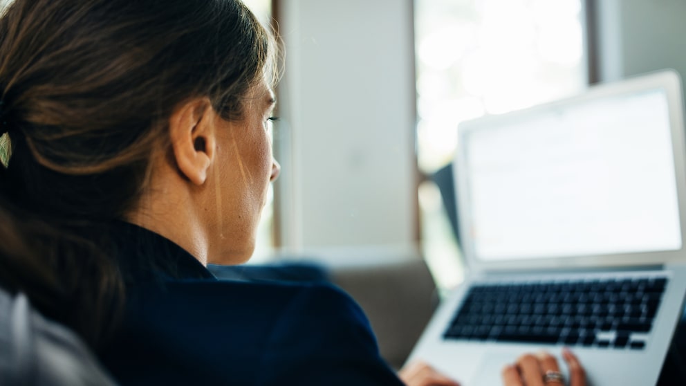 Virenschutz: Frau am Laptop