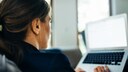 Virenschutz: Frau am Laptop