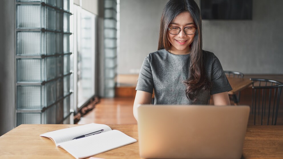 Frau vor dem Laptop