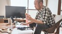 Cookies neue Regelung Symbolbild: Mann sitzt mit Keks vor seinem Computer