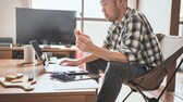 Cookies neue Regelung Symbolbild: Mann sitzt mit Keks vor seinem Computer