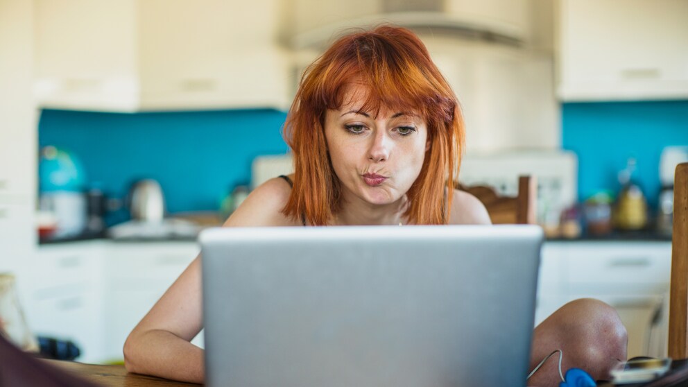 Virenscanner langsam: Frau am Laptop