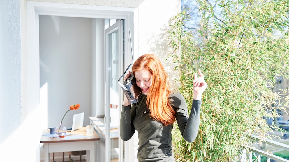 Frau mit Radio tanzt