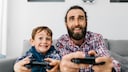 Vater und Sohn beim Zocken