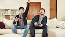 Zwei Männer an der PlayStation