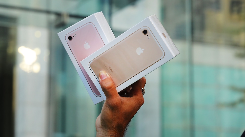 iPhone-Kartons in der Hand