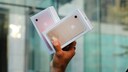 iPhone-Kartons in der Hand
