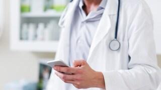 Arzt mit Smartphone
