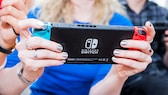 Nintendo Switch Spiele 2021: Frau hält Switch:Konsole