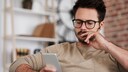 Mann mit Smartphone