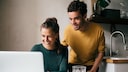 Black Friday Mann und Frau am Laptop