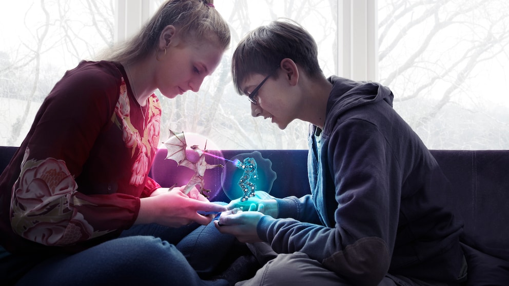 Rollenspiele Historie Symbolbild: Zwei Kinder interagieren mit Hologrammen