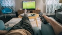 Mann vorm TV Fernseher