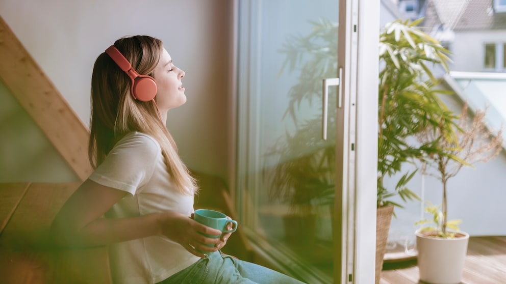 Deezer Tricks: Junge Frau entspannt mit Kopfhörern