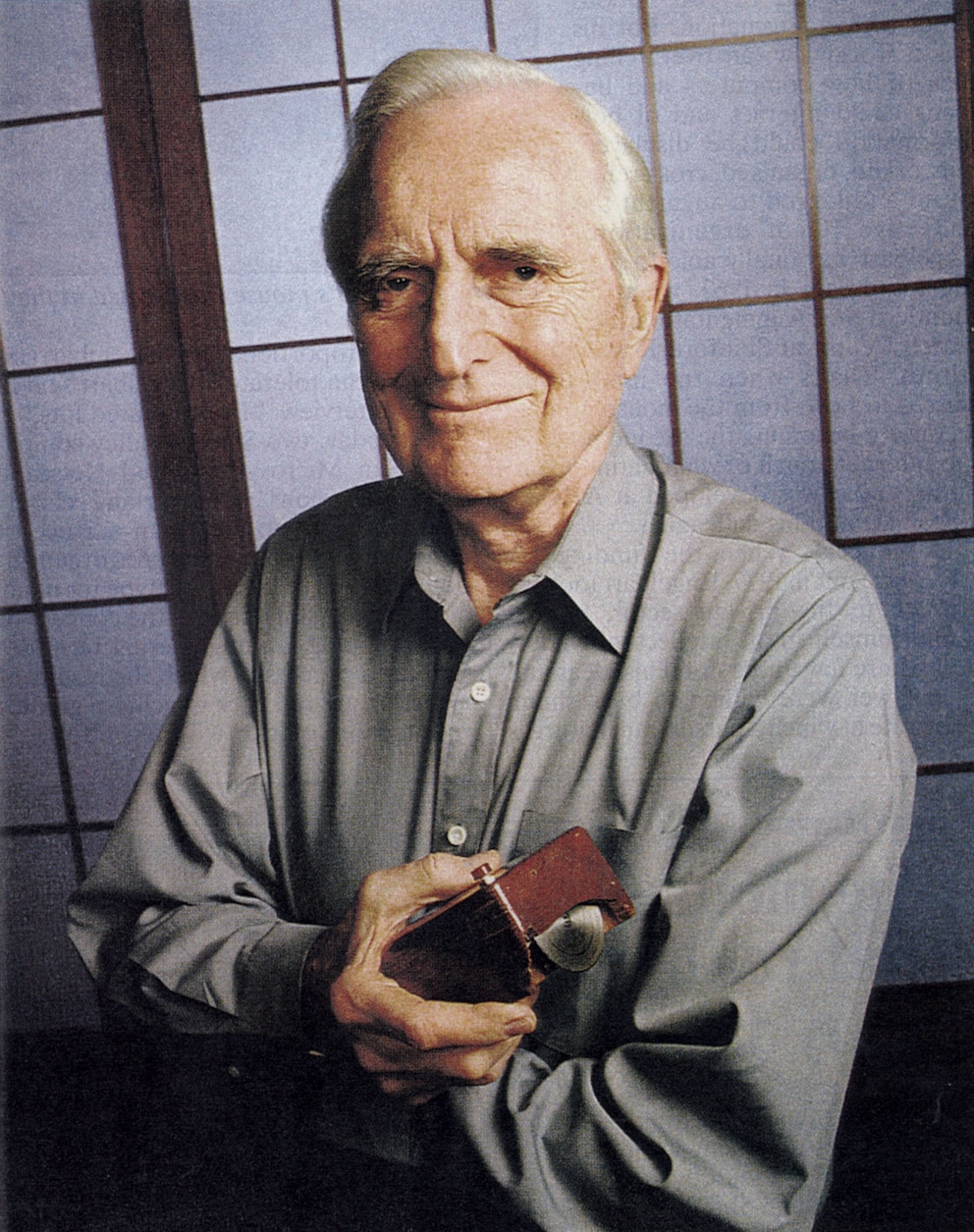 Douglas C. Engelbart mit der ersten Computermaus