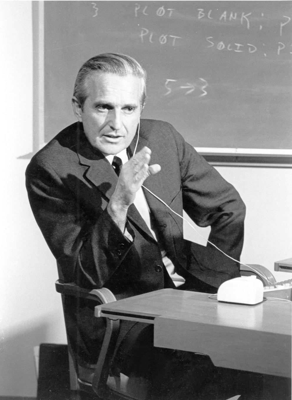 Douglas C. Engelbart mit der ersten Computermaus