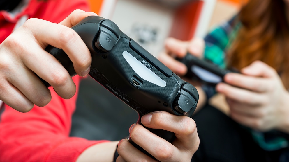 PS4 kaufen Symbolbild: PlayStation 4 im Einsatz