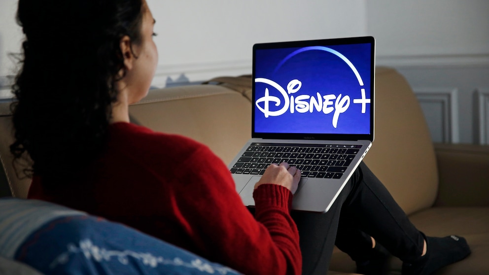 Disney+ 2021 Symbolbild: Frau mit Laptop und Disney+ Logo