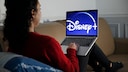 Disney+ 2021 Symbolbild: Frau mit Laptop und Disney+ Logo