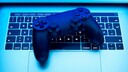 Gaming 2020: Controller auf Laptop-Tastatur