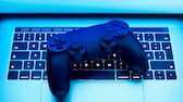 Gaming 2020: Controller auf Laptop-Tastatur