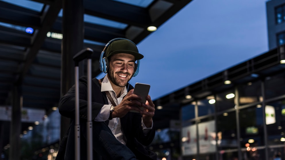 Spotify-Jahresrückblick 2020: Junger Mann mit Kopfhörern