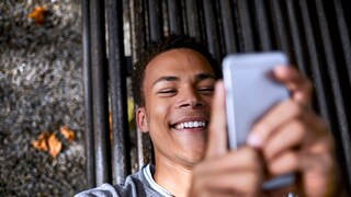 Mann erfreut am Handy