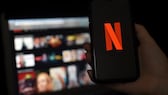 Netflix 2021: Bildschirm mit Netflix-Übersicht und Logo