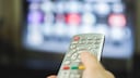 Fernbedienung vor dem Fernseher
