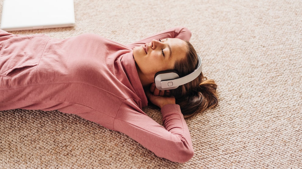 Frau hört Musik über Kopfhörer
