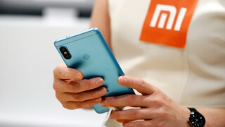 Xiaomi-Mitarbeiterin mit Smartphone