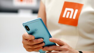 Xiaomi-Mitarbeiterin mit Smartphone