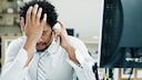 Mann genervt am Telefon