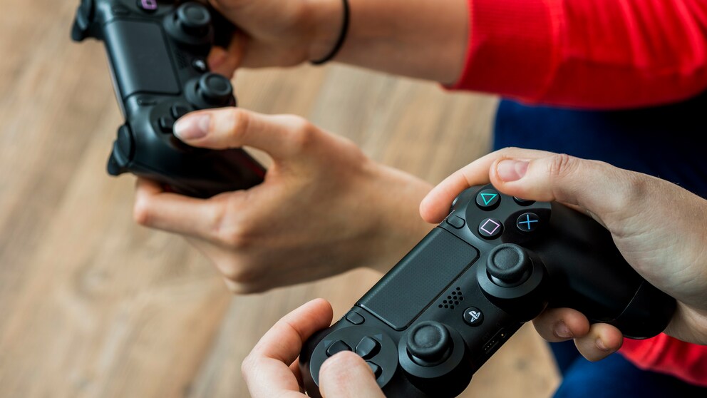 We Were Here PlayStation: Zwei PlayStation Controller in Benutzung