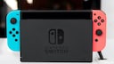 Nintendo Switch mit rot-blauen Controllern in Ladestation: Kommt ein neues Modell 2021?