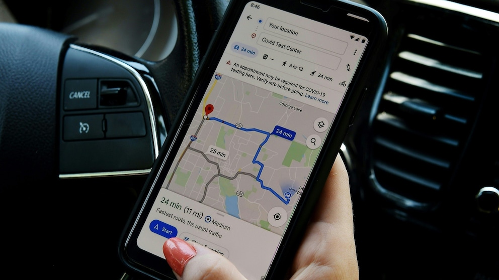 Google Maps neue Funktionen: Anwendung auf einem Smartphone im Auto