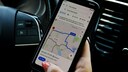 Google Maps neue Funktionen: Anwendung auf einem Smartphone im Auto