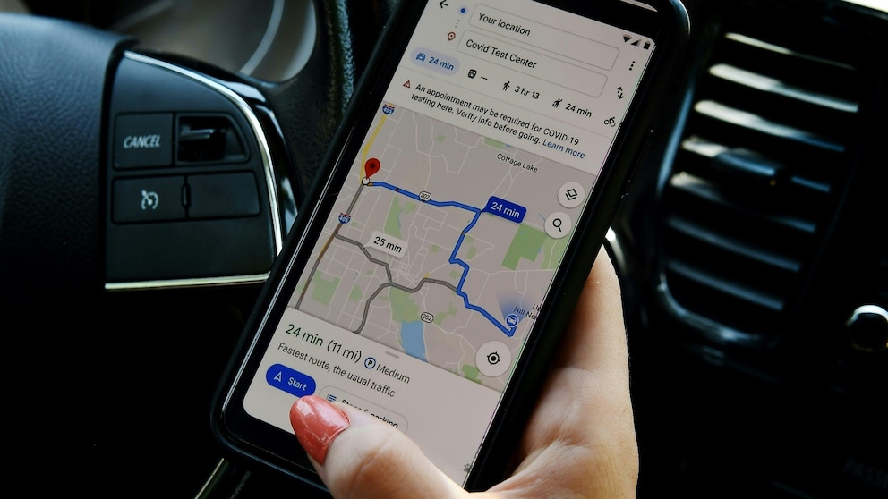 Google Maps neue Funktionen: Anwendung auf einem Smartphone im Auto