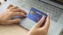 Frau beim Online-Shoppen mit Kreditkarte