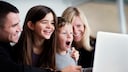 Disney+ Netflix: Familie schaut einen Film am Laptop