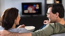 Corona Kino Streaming: Mann und Frau schauen zusammen einen Film auf dem Sofa