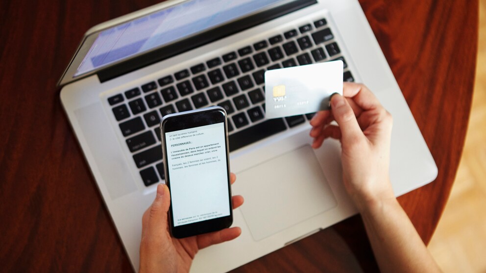 Online-Banking auf dem Laptop und Smartphone