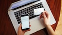 Online-Banking auf dem Laptop und Smartphone