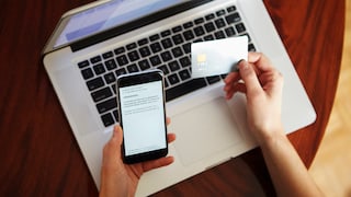 Online-Banking auf dem Laptop und Smartphone