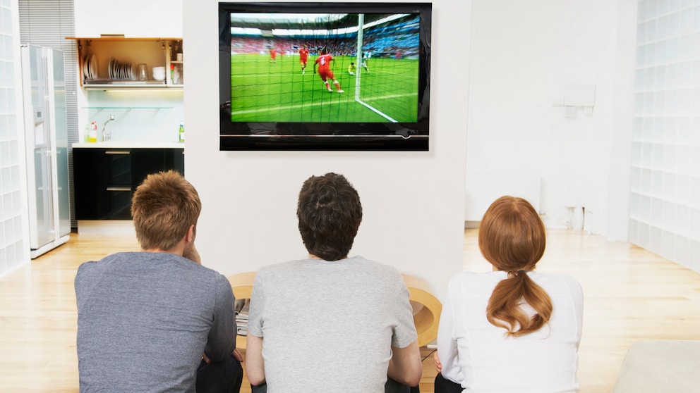 Drei Freunde beim Fußball gucken