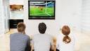 Drei Freunde beim Fußball gucken